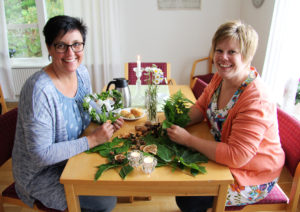 Kransbindning är en av alla aktiviteter som Döderhults församling satsar på till hösten. Nya ansvariga på plats är Helena Karlsson och Linda Tiri.