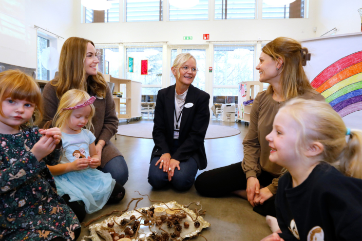 Nathalie Andersson i samtal med Ulrika Mellblom, verksamhetschef på förskolan och Elin ­Bergstrand, koordinator på Nova.